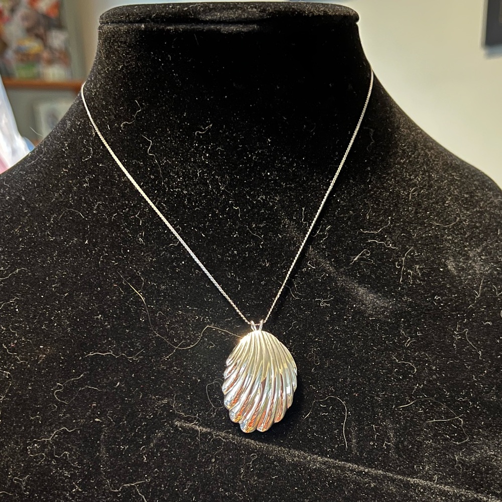 Vintage Cufford 925 16” chain with a 1” sterling plated shell pendant necklace